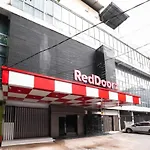 Reddoorz Plus @ Jalan Adam Malik Medan